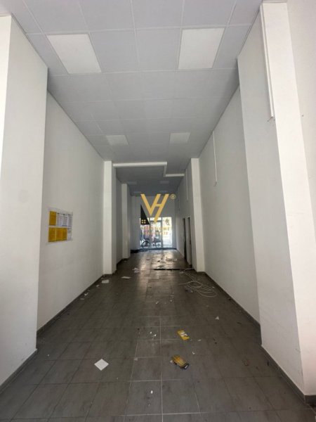 Tirane, jepet me qera dyqan Kati 0, 50 m² 1.300 € (MYSLYM SHYR)