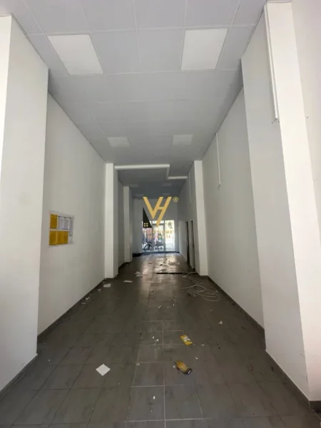 Tirane, jepet me qera dyqan Kati 0, 50 m² 1.300 € (MYSLYM SHYR)