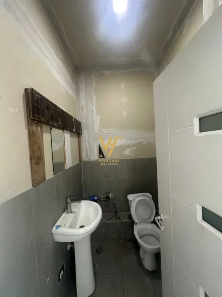 Tirane, jepet me qera dyqan Kati 0, 50 m² 1.300 € (MYSLYM SHYR)