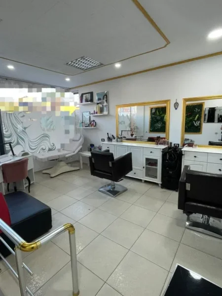 Tirane, jepet me qera ambjent biznesi Kati 2, 30 m² 450 € (kamez)