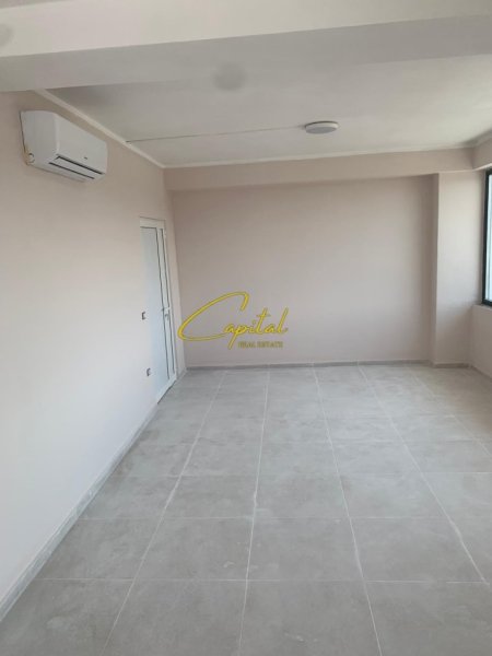 Tirane, jepet me qera ambjent biznesi Kati 3, 200 m² 1.000 € (KAMEZ)