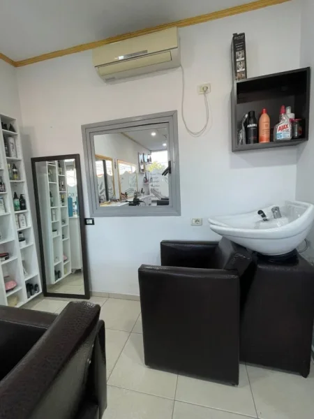 Tirane, jepet me qera ambjent biznesi Kati 2, 30 m² 450 € (kamez)