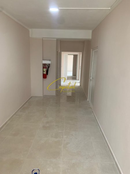 Tirane, jepet me qera ambjent biznesi Kati 3, 200 m² 1.000 € (KAMEZ)
