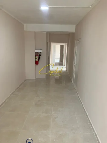 Tirane, jepet me qera ambjent biznesi Kati 3, 200 m² 1.000 € (KAMEZ)