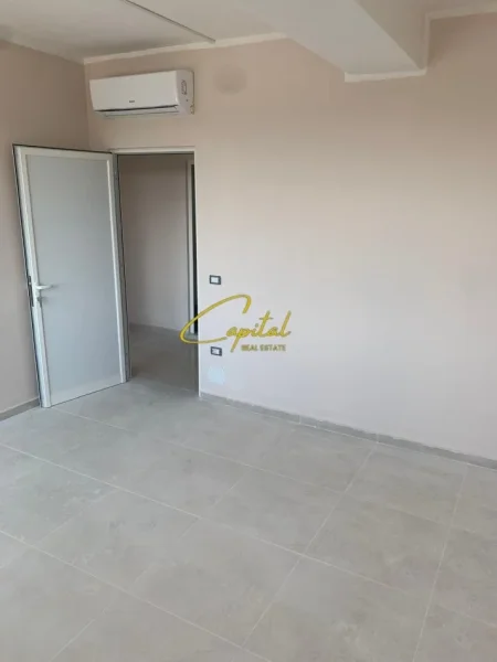 Tirane, jepet me qera ambjent biznesi Kati 3, 200 m² 1.000 € (KAMEZ)
