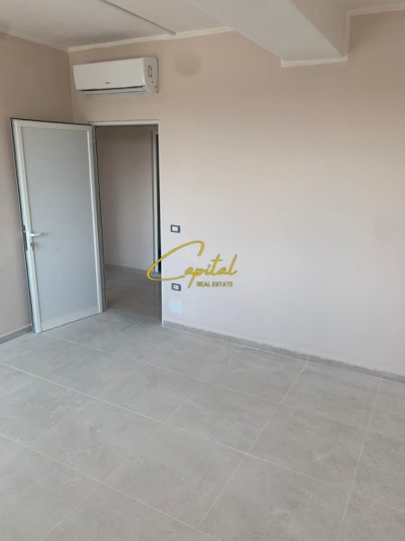 Tirane, jepet me qera ambjent biznesi Kati 3, 200 m² 1.000 € (KAMEZ)
