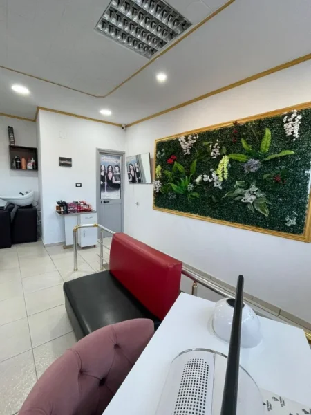 Tirane, jepet me qera ambjent biznesi Kati 2, 30 m² 450 € (kamez)