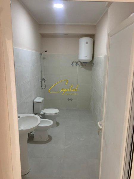 Tirane, jepet me qera ambjent biznesi Kati 3, 200 m² 1.000 € (KAMEZ)