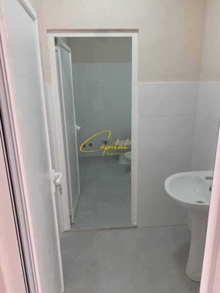 Tirane, jepet me qera ambjent biznesi Kati 3, 200 m² 1.000 € (KAMEZ)