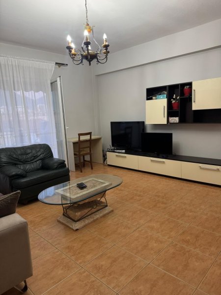 Tirane, jepet me qera apartament 1+1+Ballkon Kati 5, 55 m² 550 € 