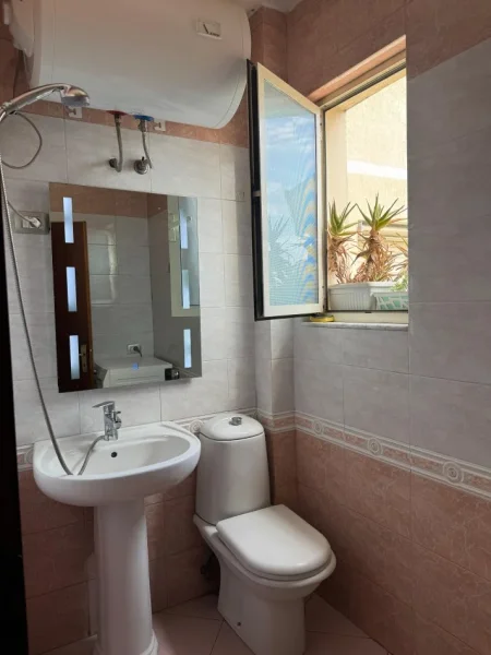 Tirane, jepet me qera apartament 1+1+Ballkon Kati 5, 55 m² 550 € 