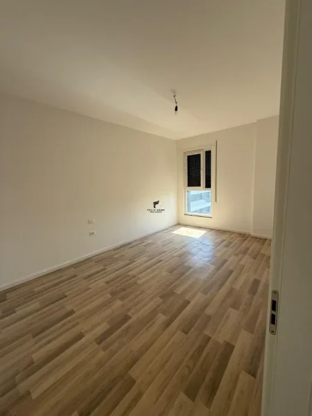 Tirane, jepet me qera zyre Kati 9, 75 m² 450 € (DON BOSKO)