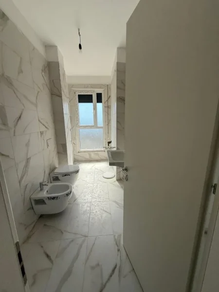 Tirane, jepet me qera zyre Kati 9, 75 m² 450 € (DON BOSKO)