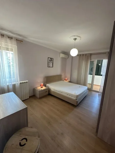 Tirane, jepet me qera apartament 2+1 Kati 2, 120 m² 650 € (rruga shyqyri ishmi)