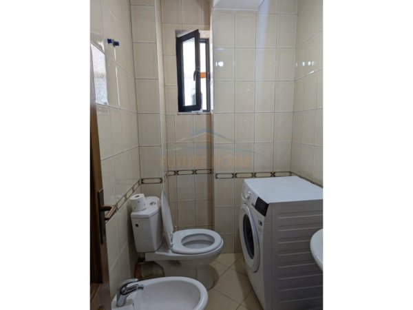 Tirane, jepet me qera apartament 2+1+Ballkon Kati 2, 94 m² 700 € (Garda, Liqeni)