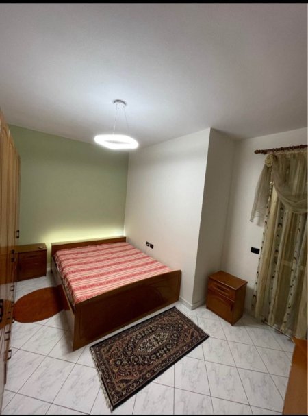 Tirane, jepet me qera apartament 1+1+Ballkon Kati 3, 60 m² 550 € (komuna e parisit)