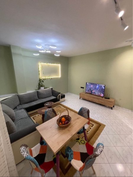 Tirane, jepet me qera apartament 1+1+Ballkon Kati 3, 60 m² 550 € (komuna e parisit)