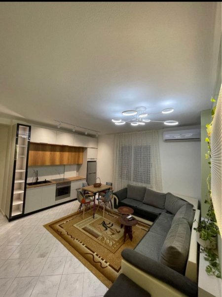 Tirane, jepet me qera apartament 1+1+Ballkon Kati 3, 60 m² 550 € (komuna e parisit)