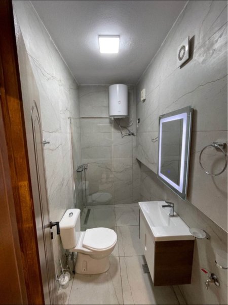 Tirane, jepet me qera apartament 1+1+Ballkon Kati 3, 60 m² 550 € (komuna e parisit)