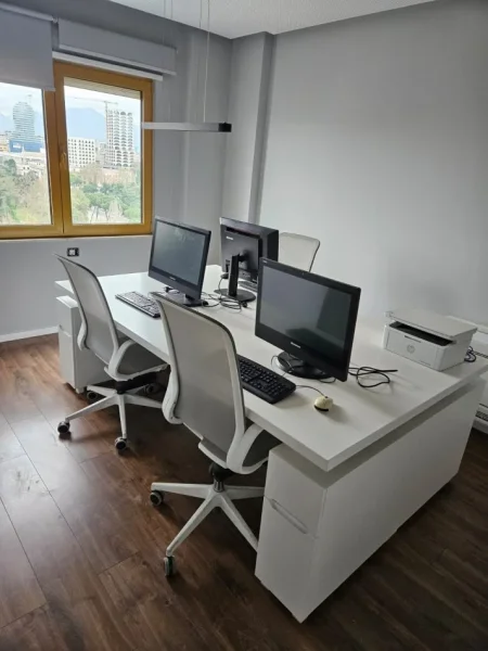 Tirane, jepet me qera zyre Kati 3, 160 m² 3.000 € (Bllok)