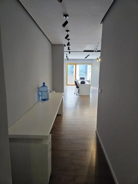 Tirane, jepet me qera zyre Kati 3, 160 m² 3.000 € (Bllok)