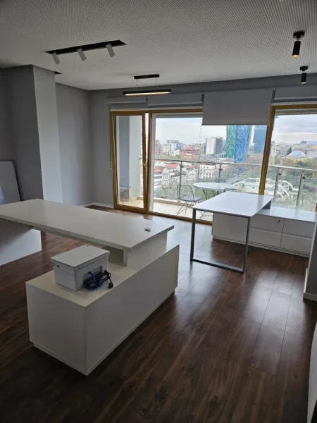 Tirane, jepet me qera zyre Kati 3, 160 m² 3.000 € (Bllok)