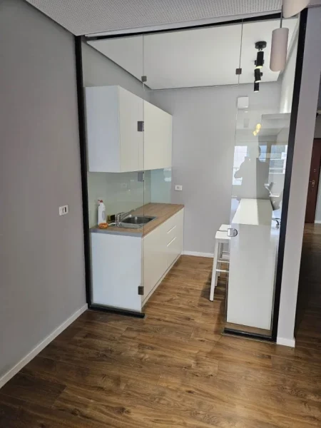 Tirane, jepet me qera zyre Kati 3, 160 m² 3.000 € (Bllok)