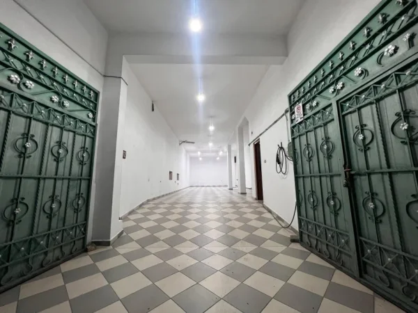 Tirane, jepet me qera ambjent biznesi Kati 0, 150 m² 550 € (Rrethrrotullimi Shkoze)