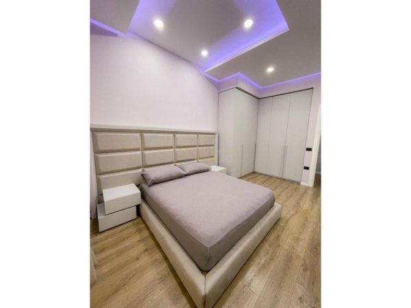 Tirane, jepet me qera apartament 2+1 Kati 2, 130 m² 1.200 € (Pazari i ri)