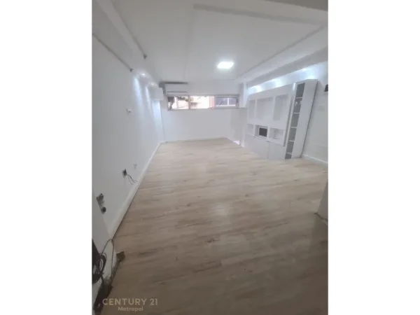 Tirane, jepet me qera ambjent biznesi Kati 0, 36 m² 900 € (Blloku)