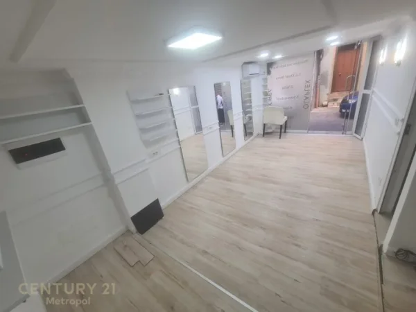 Tirane, jepet me qera ambjent biznesi Kati 0, 36 m² 900 € (Blloku)