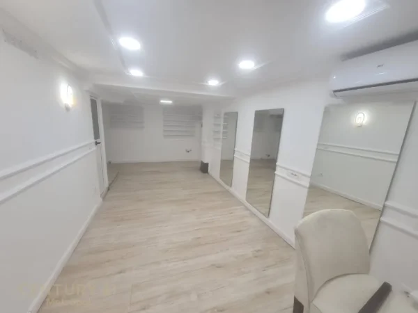 Tirane, jepet me qera ambjent biznesi Kati 0, 36 m² 900 € (Blloku)