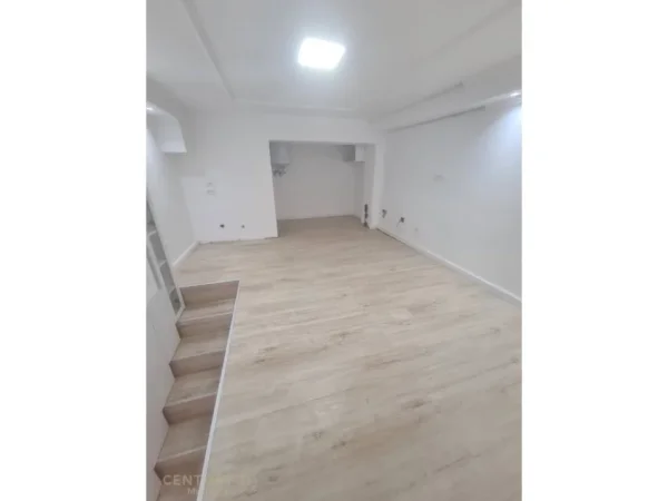 Tirane, jepet me qera ambjent biznesi Kati 0, 36 m² 900 € (Blloku)