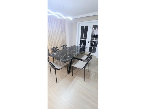Tirane, jepet me qera apartament 3+1+Ballkon Kati 2, 135 m² 1.200 € 