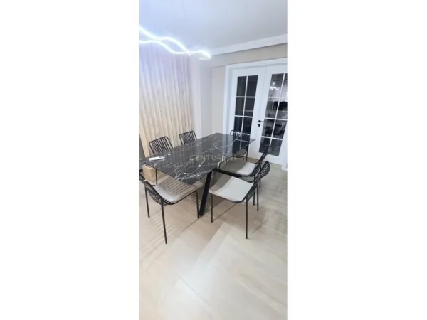 Tirane, jepet me qera apartament 3+1+Ballkon Kati 2, 135 m² 1.200 € 