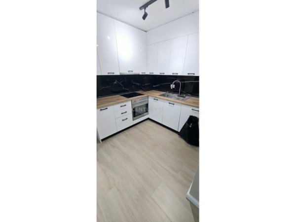 Tirane, jepet me qera apartament 3+1+Ballkon Kati 2, 135 m² 1.200 € 