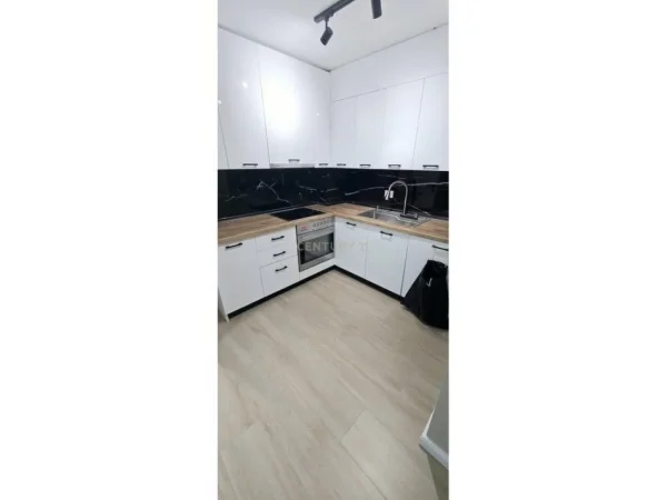 Tirane, jepet me qera apartament 3+1+Ballkon Kati 2, 135 m² 1.200 € 