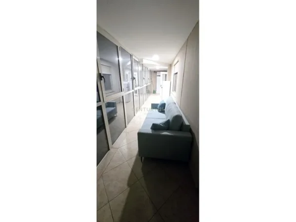 Tirane, jepet me qera apartament 3+1+Ballkon Kati 2, 135 m² 1.200 € 