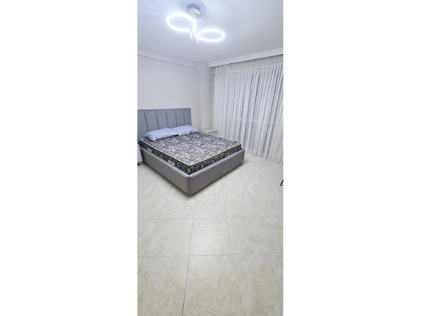 Tirane, jepet me qera apartament 3+1+Ballkon Kati 2, 135 m² 1.200 € 