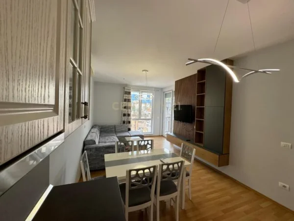 Tirane, jepet me qera apartament 2+1 Kati 5, 85 m² 800 € 