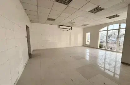 Tirane, jepet me qera dyqan Kati 0, 74 m² 2.700 € (prane Fakultetit te Juridikut)