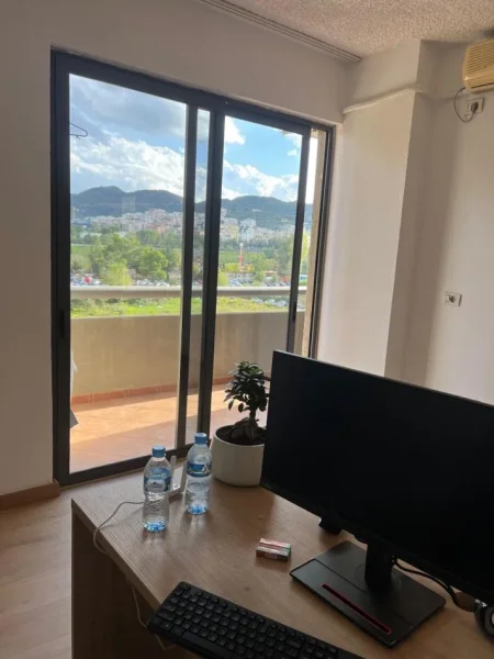 Tirane, jap me qera zyre Kati 5, 20 m² 300 € (Pallati Dynasti 33)