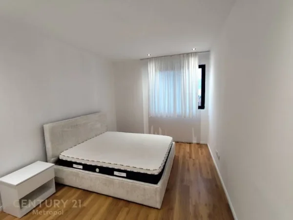 Tirane, jepet me qera apartament 3+1 Kati 9, 129 m² 900 € 