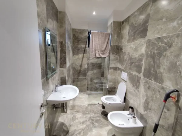 Tirane, jepet me qera apartament 3+1 Kati 9, 129 m² 900 € 