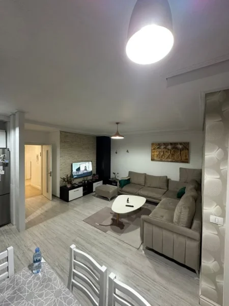 Tirane, jepet me qera apartament 2+1+Ballkon Kati 4, 90 m² 550 € (rruga 3 Deshmoret)