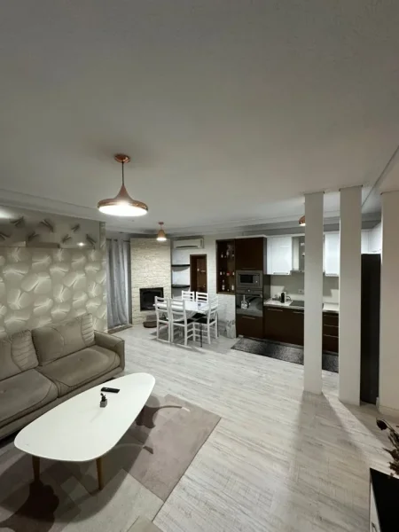 Tirane, jepet me qera apartament 2+1+Ballkon Kati 4, 90 m² 550 € (rruga 3 Deshmoret)
