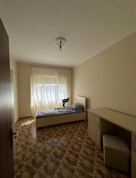Tirane, jepet me qera apartament 2+1+Ballkon Kati 7, 110 m² 480 € (ASTIR)