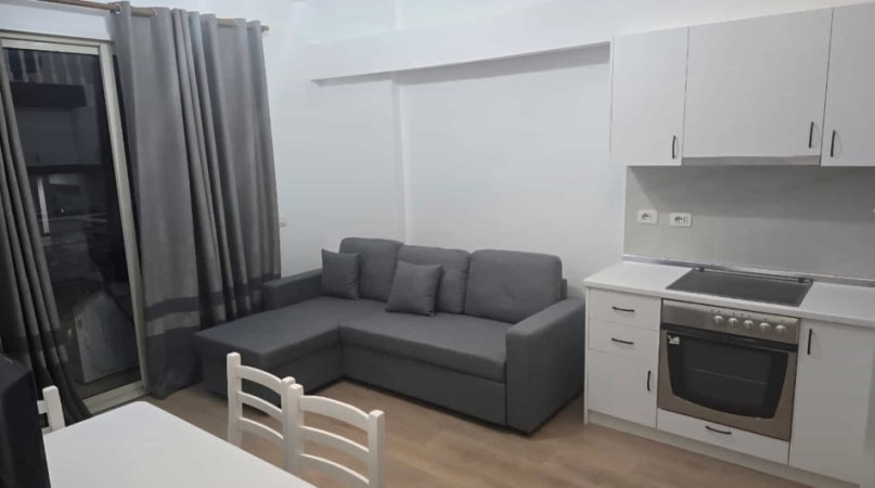 Tirane, jepet me qera apartament 1+1+Ballkon Kati 1, 60 m² 500 € (rruga e kavajes)