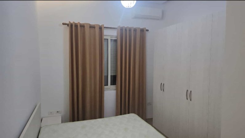Tirane, jepet me qera apartament 1+1+Ballkon Kati 1, 60 m² 500 € (rruga e kavajes)