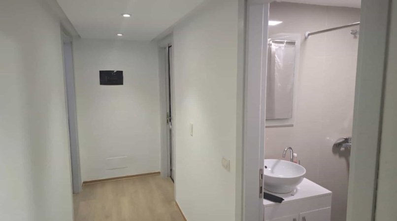 Tirane, jepet me qera apartament 1+1+Ballkon Kati 1, 60 m² 500 € (rruga e kavajes)